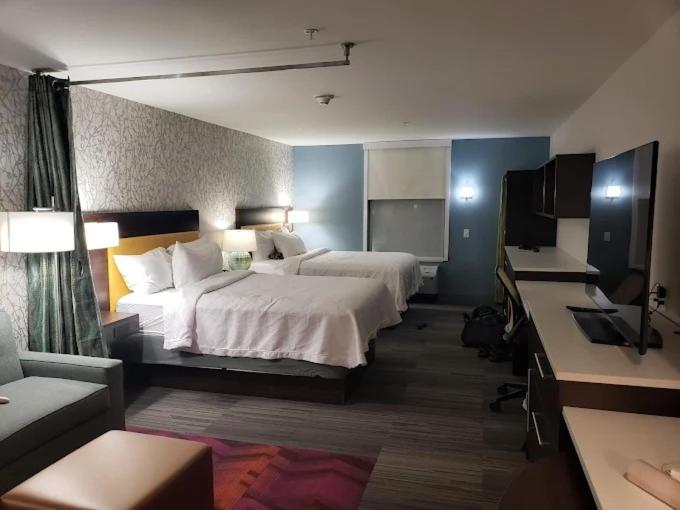 Queen Studio with Two Queen Beds - Non-Smoking interior